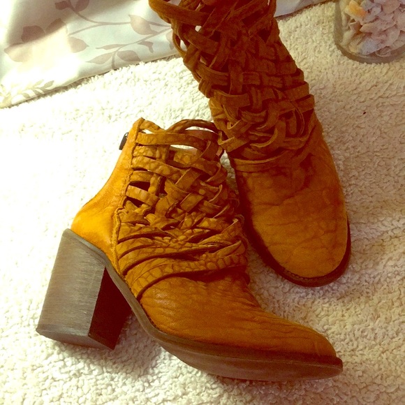 FREE PEOPLE LEATHER BOOTS - Picture 1 of 4